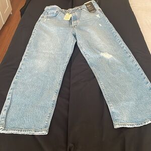 New Levi’s Ribcage Straight Ankle Jeans.
